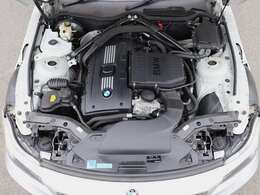 エンジン型式N54B30A出力306ps(225kW)/5800rpm　最大トルク40.8kg・m(400N・m)/1300～5000rpm　直列6気筒DOHCツインターボ