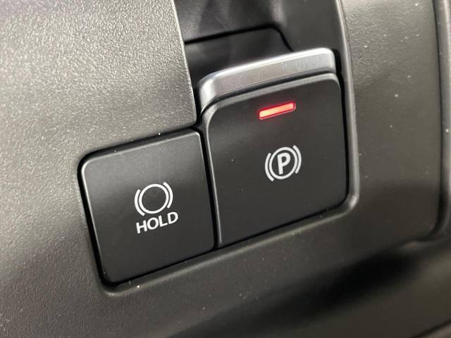 【電動パーキングブレーキ】パーキングブレーキは便利な電動式！ボタン一つで操作でき、アクセルを踏めば自動で解除されます