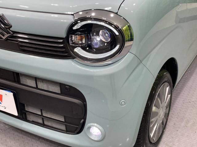 【LEDヘッドライト】悪天候や夜間走行時も良好な視界を確保し安心して運転できる高輝度LEDヘッドライトを装備！点灯速度が早く、消費電力も抑えられています。