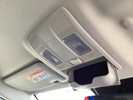 オーバーヘッドサングラスホルダーが付いていますのでドライブで使う小物を入れておくのに便利です。