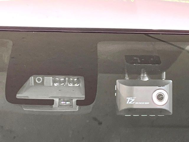 【トヨタセーフティセンス】走行中に前方の車両等を認識し、衝突しそうな時は警報とブレーキで衝突回避と被害軽減をアシスト。より安全にドライブをお楽しみいただけます。