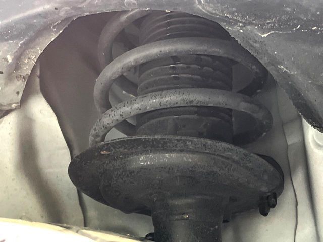 お車を安心してお乗りいただく為には、足回りの定期点検が欠かせません。サービスサポート（有償保証）では無料点検もご提供しており、安心のカーライフをお過ごしいただけるサポート体制が整っています。