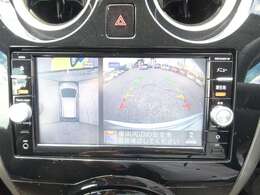 アラウンドビューモニターです。駐車中のクルマを空から見下ろしているかのような映像で表示し。駐車をアシストしてくれます。