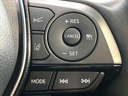 【レーダークルーズコントロール】高速道路での長距離走行が楽に！！自動で速度を保つクルーズコントロールが、衝突軽減システムと連携し、前方の車両を感知して車間を保つように速度調節してくれます！！