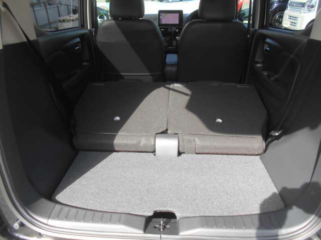 リアシートを両方倒すと更にラゲッジスペースが広がり、長い物も積み込む事が出来ます！