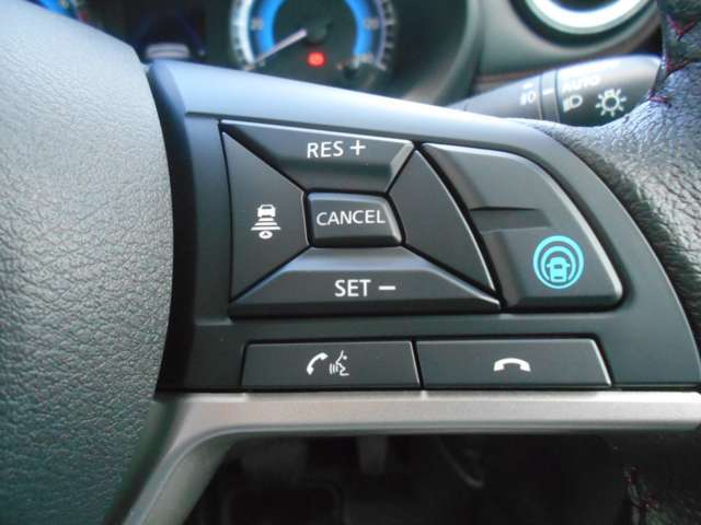 プロパイロットは、運転者が設定した車速を上限に先行車と車速に応じた車間距離を保ちながら、車線中央付近を走行するための運転操作を支援します。