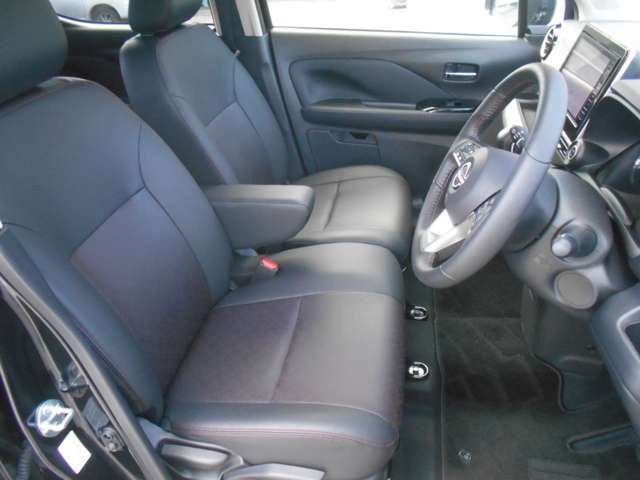 疲れにくいから、いつまでも座っていたくなるフロントシートです。肘掛けもあります。