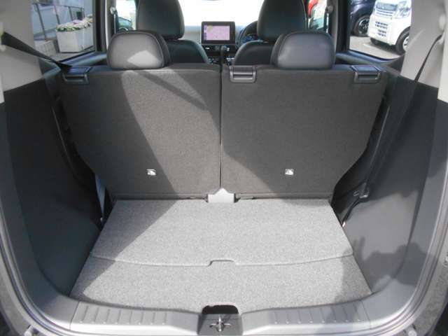 リアシートは5：5分割可倒式を採用。人数や荷物に合わせてシートを自在にアレンジできます！
