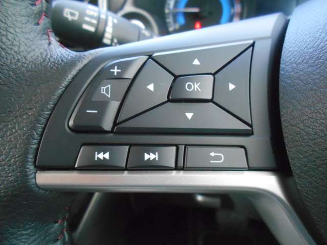ステアリングスイッチで、ハンドルから手を離さずにボリューム調整やオーディオ操作などが可能です！