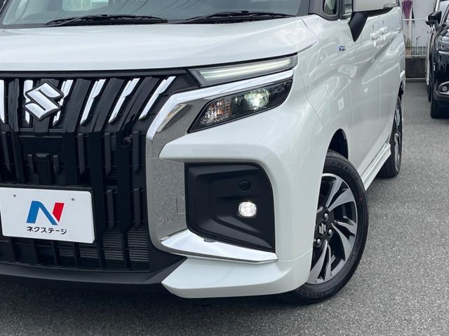 【LEDヘッドライト】悪天候や夜間走行時も良好な視界を確保し安心して運転できる高輝度LEDヘッドライトを装備！点灯速度が早く、消費電力も抑えられています。