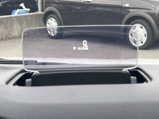 【ヘッドアップディスプレイ】現在の速度や走行情報をデジタル表示で運転席前方のガラスに投影！運転中、目線をずらさず必要な情報を確認できるのでとっても便利で安心！
