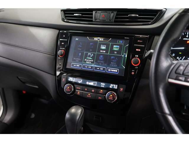 9インチナビ（純正）装備！フルセグ/CD/DVD/Bluetooth対応◎各エンタテインメントが快適なドライブを盛り上げます。デュアルエアコンなので運転席と助手席、別々にエアコンの温度設定ができます。