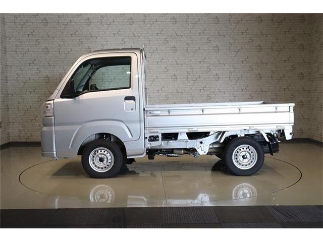 カラーはシルバーです。入庫後ボディ磨き、艶出し施工致しております。