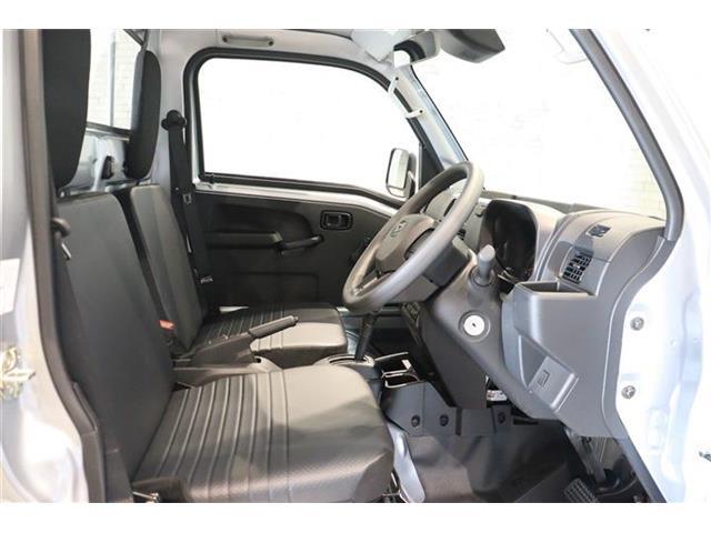 良好な視界とスムーズな乗り降りを実現した運転席。運転席はアイポイントを高くし視界良好です。