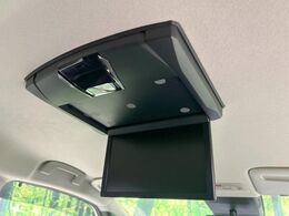 【フリップダウンモニター】大画面モニターで後席でもエンタメをお楽しみいただけます。小さなお子様にも大人気の装備です♪