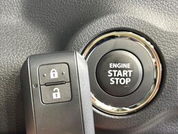 【キーレススタートシステム】カバンやポケットに入れたままでもドアの施錠・解錠が可能なスマートキーを装備。エンジンのオン・オフ時もカギを取り出す必要が無いからとっても便利です♪