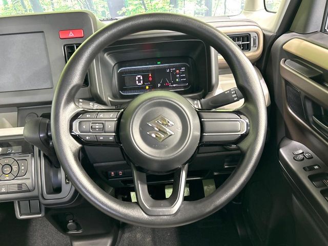 インテリアに合わせたデザインのステアリングは、運転される方のことも考え、運転しやすい形状、大きさです。是非一度、実際に触ってお確かめください。