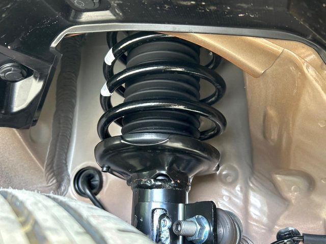 お車を安心してお乗りいただく為には、足回りの定期点検が欠かせません。サービスサポート（有償保証）では無料点検もご提供しており、安心のカーライフをお過ごしいただけるサポート体制が整っています。