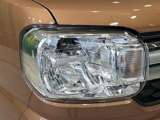 【LEDヘッドライト】悪天候や夜間走行時も良好な視界を確保し安心して運転できる高輝度LEDヘッドライトを装備！点灯速度が早く、消費電力も抑えられています。