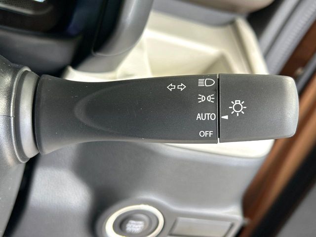 【オートライト】周りの明るさに応じて自動でヘッドライトの点灯・消灯ができる機能です！ライトの付け忘れ・消し忘れなどが無くなり、雨の日や夕方の走行も安心！トンネル通過時も便利ですね♪