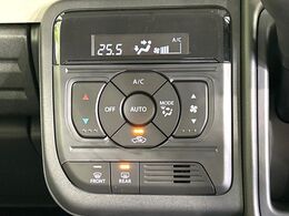 【オートエアコン】一度お好みの温度に設定すれば、車内の温度を検知し風量や温度を自動で調整。暑い…寒い…と何度もスイッチ操作をする必要はありません。快適な車内空間には必須の機能ですね♪