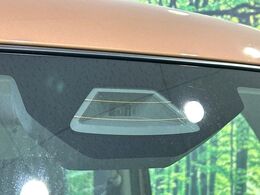 【スズキ　セーフティサポート】走行中に前方の車両等を認識し、衝突しそうな時は警報とブレーキで衝突回避と被害軽減をアシスト。より安全にドライブをお楽しみいただけます。