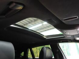 【ムーンルーフ】開放感たっぷりの希少装備、ムーンルーフが装着されています！車内に明かりを取り入れたり景色を楽しむ以外にも、車内の空気も簡単に換気できて快適です！