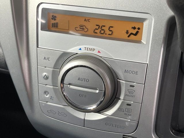 【オートエアコン】一度お好みの温度に設定すれば、車内の温度を検知し風量や温度を自動で調整。暑い…寒い…と何度もスイッチ操作をする必要はありません。快適な車内空間には必須の機能ですね♪