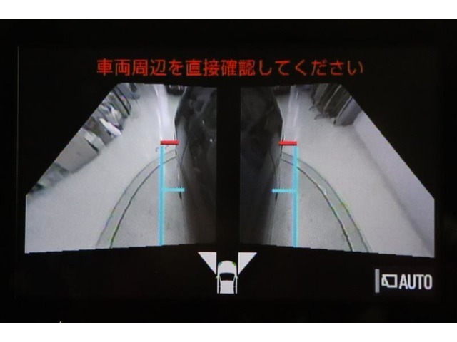 さらに、左右側面カメラも装備しています。駐車枠や隣のクルマなど周囲との位置関係がよくわかり、駐車しやすいですよ。運転席からは目視できない助手席側の側面も見えますので、路肩に幅寄せする際なども安心です。