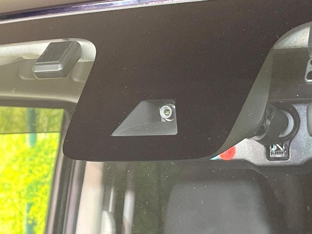 【エマージェンシーブレーキ】走行中に前方の車両等を認識し、衝突しそうな時は警報とブレーキで衝突回避と被害軽減をアシスト。より安全にドライブをお楽しみいただけます。