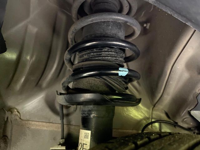 お車を安心してお乗りいただく為には、足回りの定期点検が欠かせません。サービスサポート（有償保証）では無料点検もご提供しており、安心のカーライフをお過ごしいただけるサポート体制が整っています。