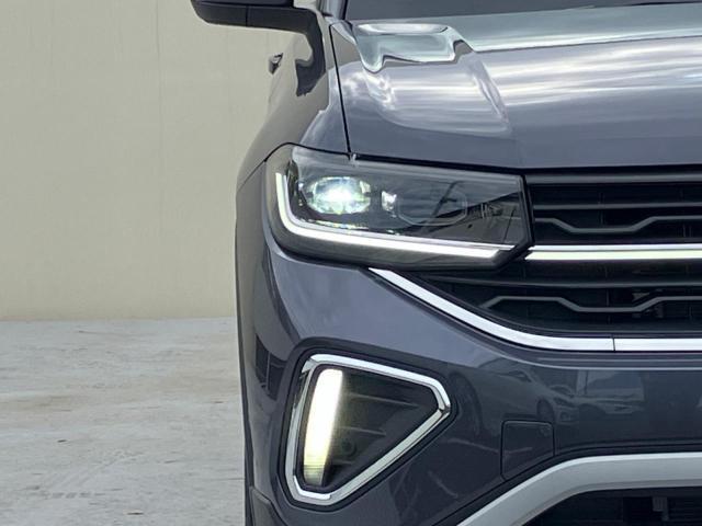 LEDマトリックスヘッドライト「IQ.LIGHT」。マトリックスモジュールに搭載されたLEDを個別に点灯点滅することで、眩惑を最小限に、照射エリアは最大限に確保する最新のヘッドライトシステムです。