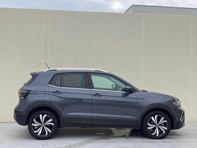 後部座席のウィンドウはダークティンテッドガラスを採用していることにより、太陽光をおさえています。また外からの室内プライバシーも守ります。