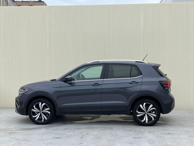 後部座席のウィンドウはダークティンテッドガラスを採用。外からの室内プライバシーも守ります。