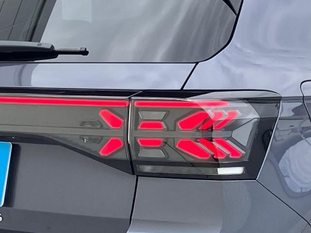 クロス状に光るLEDテールランプはリアビューを個性的に演出します。