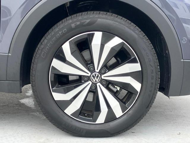 17インチのアルミホイールを装備。スタイリッシュな外観を演出します。