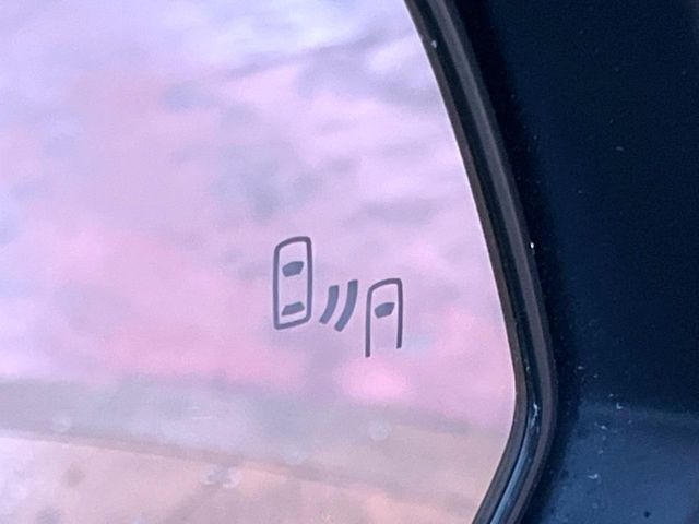 【ブラインドスポットモニター】走行中、ドアミラーの死角になりやすい箇所に後続車が接近するとサイドミラーのレンズに警告を表示！ドライバーに注意喚起をしてくれます。