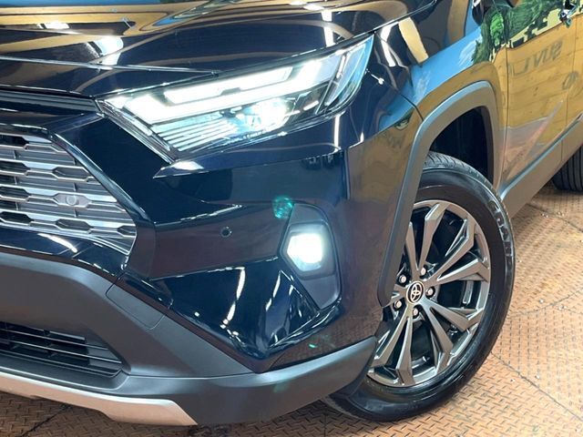 【LEDヘッドライト】悪天候や夜間走行時も良好な視界を確保し安心して運転できる高輝度LEDヘッドライトを装備！点灯速度が早く、消費電力も抑えられています。