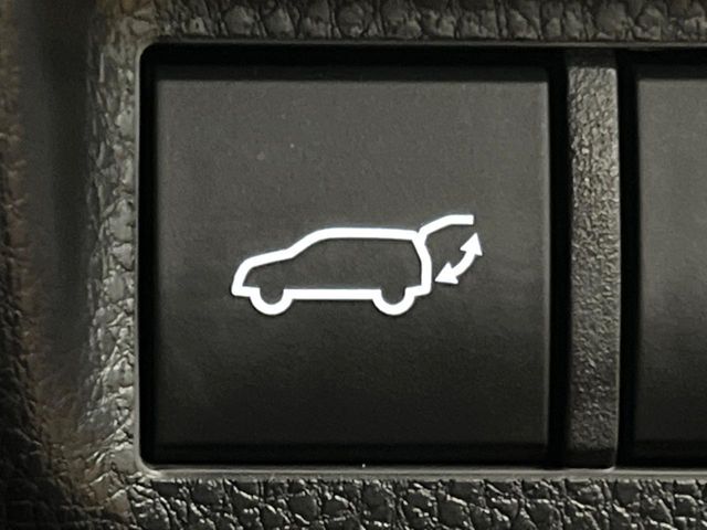 【パワーバックドア】スマートキーや運転席のボタンを押すだけでリアゲートが自動で開閉します！荷物を持っている時や、高い位置にあるバックドアを閉める際に便利な機能です♪