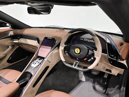 外装にはクラシックカラーNero Daytonaを採用し、光を受けると深みのある黒が美しく艶めきます。