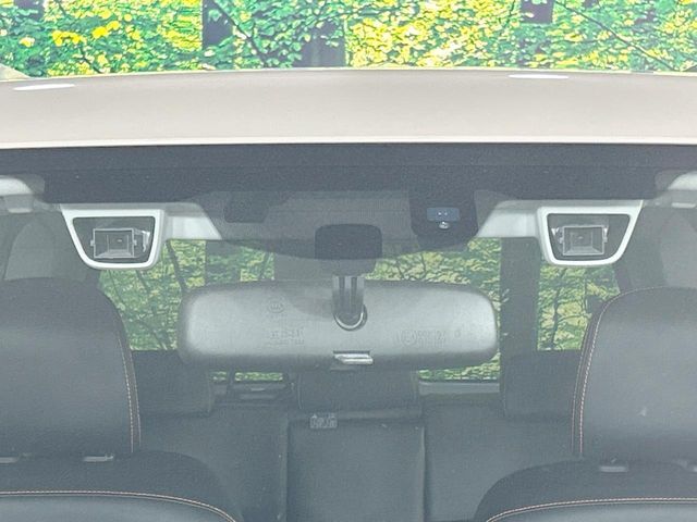 【アイサイトVer2】前方の車両等を検知し、衝突しそうな時は警報で注意を促し、ブレーキを踏む力をサポート。ブレーキを踏めなかった場合は衝突被害軽減ブレーキが作動、衝突回避をサポートします。