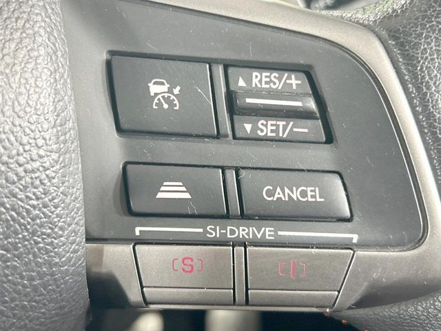 【全車速追従機能付クルーズコントロール】高速道路での長距離走行が楽に！！自動で速度を保つクルーズコントロールが、衝突軽減システムと連携し、前方の車両を感知して車間を保つように速度調節してくれます！！