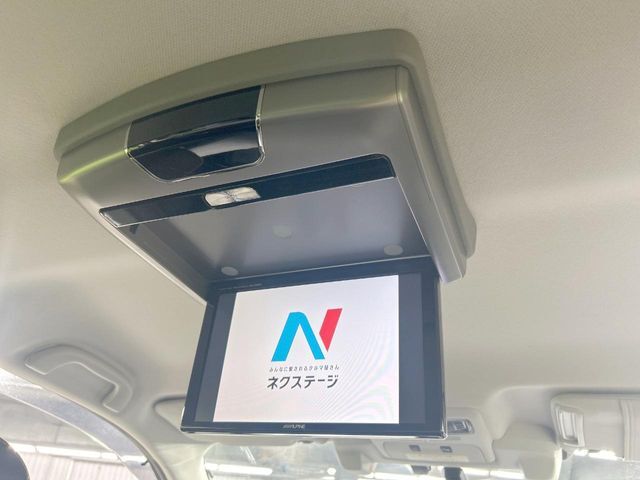 【フリップダウンモニター】大画面モニターで後席でもエンタメをお楽しみいただけます。小さなお子様にも大人気の装備です♪