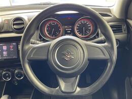 【ステアリング】軽い力で扱いやすいハンドルです。目立つ傷やスレなどなく綺麗な状態です！除菌プランいれていただくとさらに快適に！清潔なお車はお子様にも安心ですね！