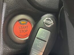 【インテリジェントキー】カバンやポケットに入れたままでもドアの施錠・解錠が可能なスマートキーを装備。エンジンのオン・オフ時もカギを取り出す必要が無いからとっても便利です♪