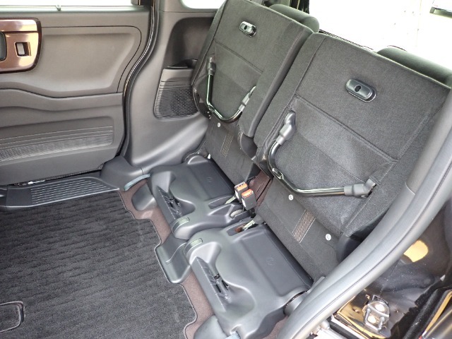 ◆チップアップ＆ダイブダウン機構付【ULTR SEAT】は後席座面を左右分割で跳ね上げることができます。トランクで積載できない背の高い荷物をラクラク収納できます。ホンダ車ならではの人気装備です。