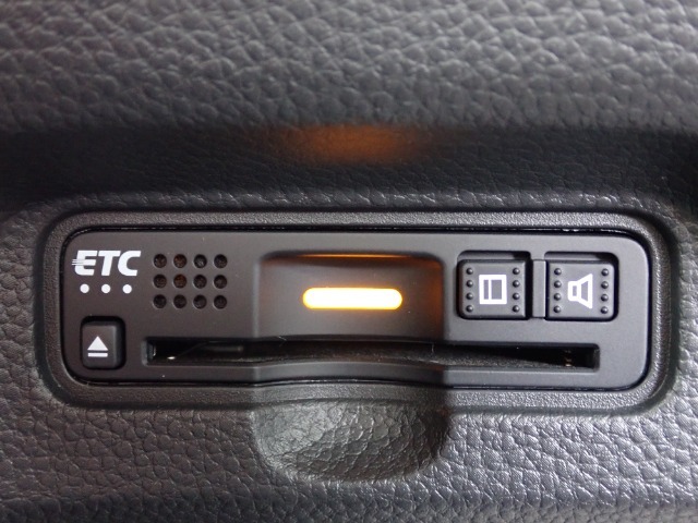 ■【ETC車載器】が装備されています。セットアップをしてお渡しとなり、ETCカードを差し込むだけで高速道路の利用が可能です。