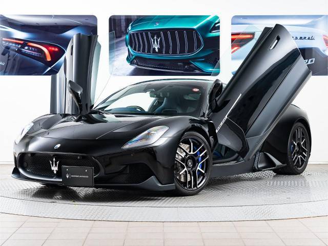 MC20ではバタフラドアを採用。モノコックボディは車重の軽量化に最適な構造でダイナミックな走行を演出します。