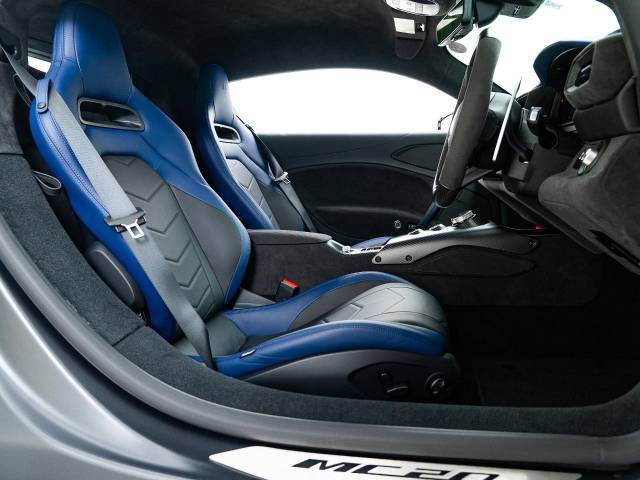 黒を基調としたインテリアにカーボンがとても映えます。ブルーカラーのシートはブレーキキャリパーと同色のブルーでアクセントに。