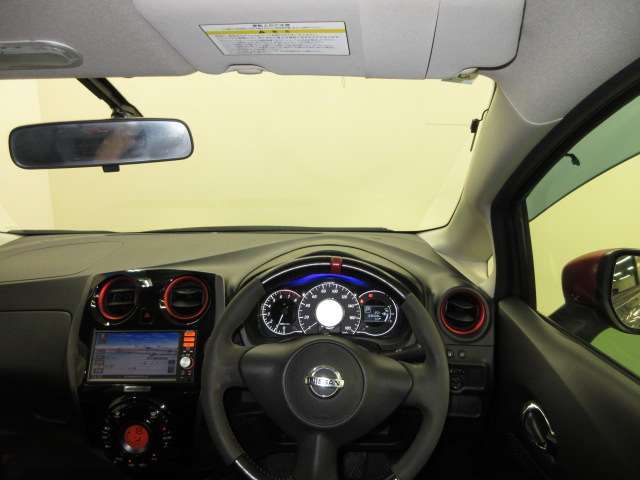 ドライバー目線で、使いやすく安全操作性と良好な視界を実現した運転席です。